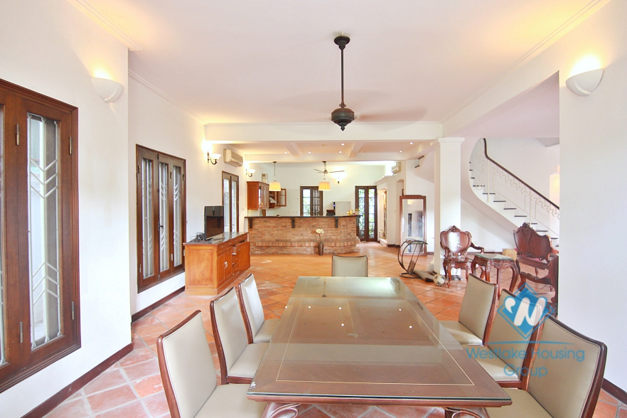 Cosy house with large yard and garden for lease in Xuan Dieu street, Tay Ho, Hanoi